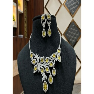 Ensemble collier et boucles d'oreilles en laiton plaqué argent de qualité supérieure, serti de pierres CZ, pour femme, idéal pour un mariage ou une soirée - Product Image 1