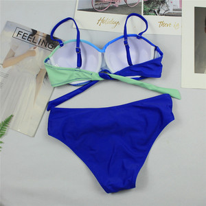 Conjunto de bikini de color degradado para mujer, top tipo bandeau, parte inferior hipster, ribete en contraste, traje de baño elástico - Product Image 2