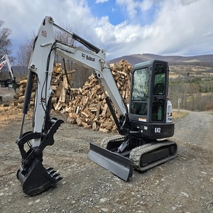 Mini-excavatrice Bobcat E42, poids opérationnel de 8 tonnes, moteur Cummins, capacité de la benne de 0,2 m³, benne de terrassement, marteau brise-roche, pièces de rechange - Product Image 1