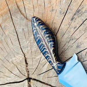 Couteau à dépecer artisanal en acier à haute teneur en carbone, couteau à lame fixe pour le camping et le bushcraft avec étui en cuir fin, couteaux en acier personnalisés - Product Image 6
