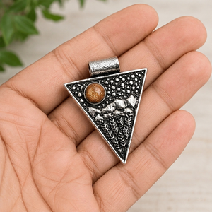 Collier Statement Gothique Bohème Fait Main avec Pendentif Triangle en Laiton Plaqué Or et Pierre Dorée, Vente en Gros - Product Image 2