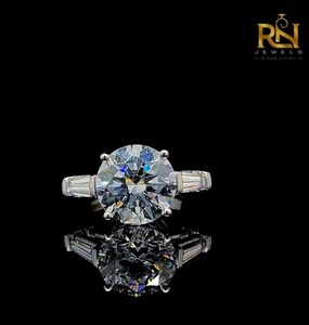 Bague de fiançailles de luxe pour homme en or massif avec diamant de laboratoire couleur DEF, pierres latérales taille baguette, trois pierres, OEM ODM, vente en gros - Product Image 3