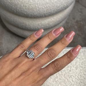 Anillo de Compromiso de Tres Piedras con Diamante Cultivado en Laboratorio de Corte Esmeralda de 5 Quilates, Piedra Trapezoidal, Oro Blanco de 14k, Lujoso Anillo de Diamantes Trilogía - Product Image 4