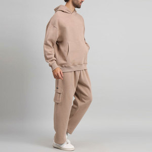 Survêtement décontracté pour hommes, conçu pour le confort et la flexibilité, ensemble de survêtement doux et respirant pour les activités quotidiennes des hommes - Product Image 2