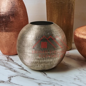 Pot de fleur décoratif imploré par la main pour la décoration de la maison et des hôtels Vase à fleur décoratif en aluminium de table indien - Product Image 3