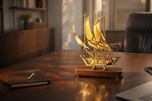 Modèle de bateau à voile artisanal en métal Golden Horizon avec base en bois, décoration nautique de luxe pour la maison, finition dorée - Product Image 6