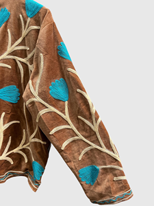 Veste en velours marron brodée de fleurs, col mandarin, manches longues, style blouson pour femme adulte, à porter en automne - Product Image 3