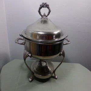 Recipiente redondo de acero inoxidable con tapa y asa decorativa para servir en buffet a precio económico - Product Image 1