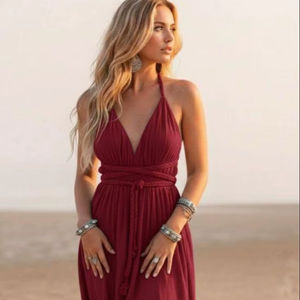 Vestido Maxi Halter Color Carmesí Intenso, Estilo Bohemio, Elegante y Etéreo para la Playa, Ideal para el Atardecer - Product Image 1