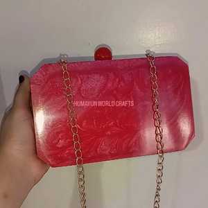 Elegante bolso de mano rojo de resina con adornos florales de cristal y cadena dorada, hecho a mano para bodas y fiestas. - Product Image 3