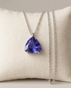 Collier pendentif triangle en quartz bleu, bijou minimaliste en cristal de guérison, chaîne dorée, pierre énergétique, cadeau pour femme - Product Image 2