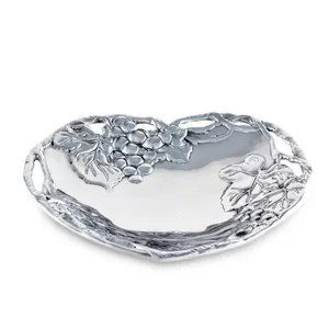 Assiette de service en métal en forme de cœur avec motif de raisins, plats classiques faits à la main pour les fêtes - Product Image 3