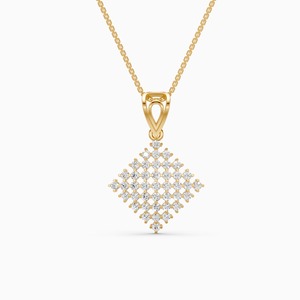 จี้เพชรเม็ดเดี่ยว 0.70 กะรัต ที่เปล่งประกายระยิบระยับ ผลิตในห้องปฏิบัติการ ตัวเรือนทองคำ 9K สีเหลือง ขาว และโรสโกลด์ - Product Image 3