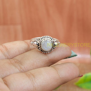 Bague ethnique vintage faite à la main en argent sterling 925 avec pierre de lune naturelle pour femme – Bijou en argent avec cabochon ovale en pierre précieuse - Product Image 3