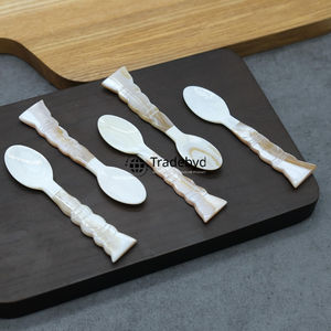 Cuillère élégante en nacre incrustée, cuillère de table de luxe par Tradebyd - Product Image 3