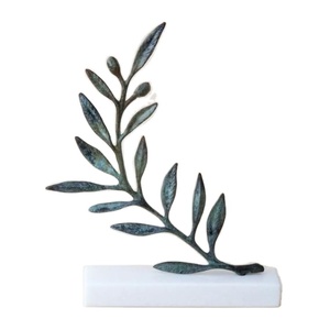 Sculpture en métal de branche d'olivier en bronze fabriquée à la main avec base en marbre blanc pièce d'art décoratif maison bureau table intérieur de luxe - Product Image 1