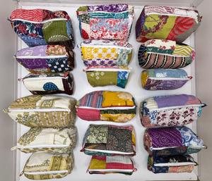 Juego de 3 bolsas acolchadas de tela reciclada con un toque artesanal, ideales para viajes, almacenamiento, regalos, boutiques y venta al por menor. - Product Image 3