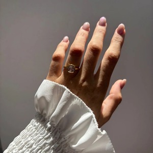 Anillo de Compromiso de Lujo Personalizado con Diamante Cultivado en Laboratorio de 2 Quilates con Corte Cojín y Engaste de Bisel, Oro Amarillo de 14 Quilates, OEM ODM, para Fiestas - Product Image 5