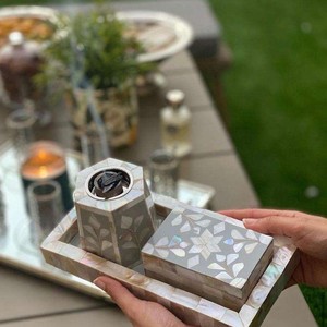 Ensemble de brûle-encens de luxe en résine grise et incrustations de nacre avec plateau et boîte de rangement. Accessoires en laiton pour une décoration intérieure arabe haut de gamme - Product Image 6