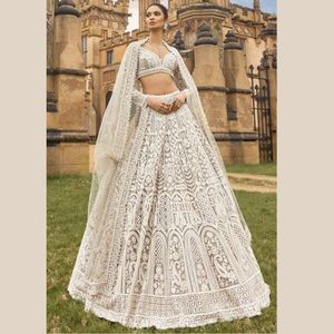Lehenga Choli de créateur pour femmes, orné de paillettes et de broderies Dori, idéal pour les mariages et les fêtes, avec dupatta à bordure perlée. - Product Image 1