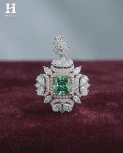 Colgante de Diamante Verde de Corte Radiante de Lujo, Joyería Fina Personalizada con Halo de Diamantes Rosas y Blancos, Certificado por IGI/GIA - Product Image 1