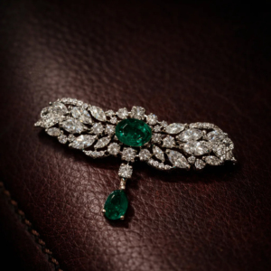 Broche vintage émeraude et diamant, or 18 carats, design floral, bijoux de mariage pour femme - Product Image 1