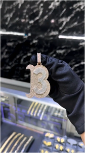 จี้เพชรโมอิสซาไนต์เงินแท้ 925 แบบสั่งทำพิเศษพร้อมโลโก้ส่วนตัว ประดับเพชรเต็มชิ้น สำหรับสร้อยคิวบา - Product Image 3