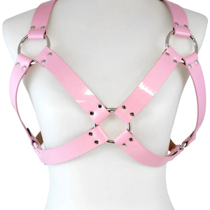 Harnais de poitrine en cuir verni rose avec anneaux en acier, ajustement réglable, idéal pour les tenues de club - Product Image 2