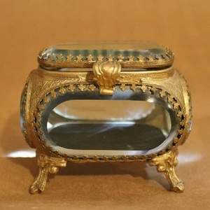 Boîte à bijoux rectangulaire classique en métal avec panneaux en verre et bordure dorée pour rangement, présentation, décoration intérieure, cadeau, accent décoratif - Product Image 4