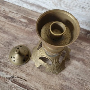 En Oferta: Quemador de Incienso de Latón Hecho a Mano con Base de Hoja de Acanthus, Tapa Perforada Vintage y Soporte - Product Image 4