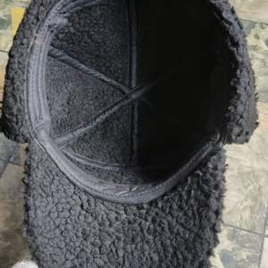 Gorra de regimiento color granate del Cuerpo Médico con un escudo bordado detallado con el insignia médico - Product Image 2