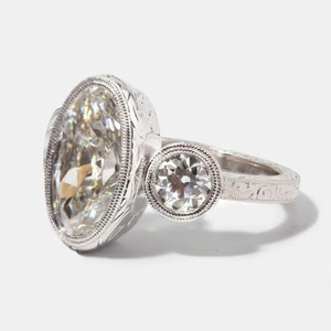 Bague de fiançailles de luxe en or blanc 14 carats avec trois diamants de laboratoire ovales allongés de 2,5 carats, certifiés IGI, taille Old Mine - Product Image 5