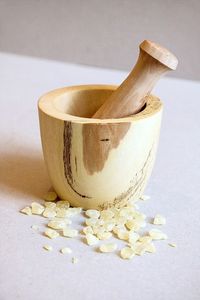 Mortier et pilon en bois à finition naturelle pour le broyage de poudres ayurvédiques et l'usage domestique en cuisine - Product Image 2