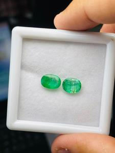 Par de Esmeraldas Naturales de Zambia, Corte Ovalado, 3.92 Quilates, Grado AAA, Color Verde, Certificado IGI, Lustre Perfecto, Corte y Pulido Impecables, para Joyería - Product Image 2