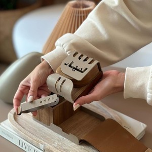Brûleur d'encens en bois unique avec cadre incurvé beige, coupelle en métal, trous d'aération et calligraphie arabe pour la maison - Product Image 4