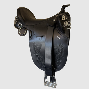 Suministro al por mayor: Silla de montar australiana de cuero genuino con armazón de madera, para doma clásica, cómoda, con asiento profundo y herrajes niquelados. - Product Image 1