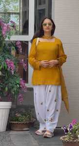 Kurta de Algodón Romano Informal para Fiestas de Verano con Bordado de Algodón Cambrico, Farshi Salwar y Dupatta de Algodón Mal - Product Image 1