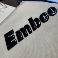 Étiquettes thermocollantes en silicone 3D brillantes personnalisées, patchs en caoutchouc en relief haute densité, badges thermocollants pour vêtements