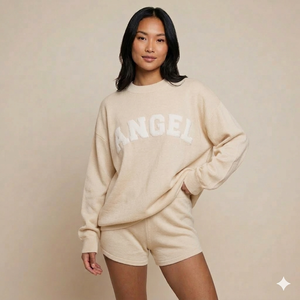 Conjunto de Top de Cuello Alto y Pantalones Cortos para Mujer, Diseñado con una Composición de Prendas Cuidadosamente Elaborada, con un Moderno Concepto de Dos Piezas - Product Image 1