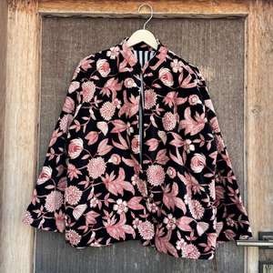 Chaqueta Acolchada de Terciopelo Floral, Abrigo Estilo Bohemio Hippie - Product Image 6