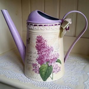 Arrosoir en métal rustique avec motifs artistiques imprimés sur émail, idéal pour la décoration de fermes, l'utilisation en jardinage et les tâches d'entretien des plantes. - Product Image 3