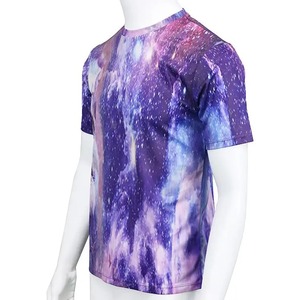 เสื้อยืดแขนสั้นพิมพ์ลายกาแล็กซี่สำหรับผู้ชาย คอกลม ลำลอง ระบายอากาศได้ดี ทรงปกติ ผ้าถักโพลีเอสเตอร์ - Product Image 2
