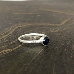 Bague en argent sterling 925 avec saphir bleu, bande texturée délicate, bague minimaliste avec pierre précieuse, fabricant en gros - Product Image 4