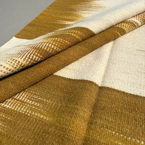 Tapis en laine tissé à la main de style Ikat abstrait moderne - Moutarde et crème, écologique, tissé à la main, motif plumeux Kilim - Product Image 1