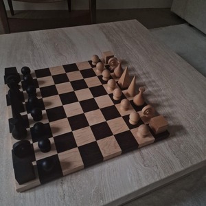 Plateau de jeu en bois massif artisanal, éco-responsable, échecs en bois faits à la main, design antique, bois moderne léger - Product Image 2
