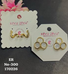 Boucles d'oreilles clous tendance en acier inoxydable plaqué or avec diamants américains pour femmes – Vente en gros - Product Image 4