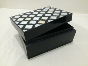 กล่องใส่เครื่องประดับทรงสี่เหลี่ยมผืนผ้าสีดำและสีขาว งานฝีมือแฟชั่นคุณภาพสูง ประดับด้วยเรซิ่นขัดเงา เหมาะสำหรับเป็นของขวัญและของตกแต่งบ้าน - Product Image 6