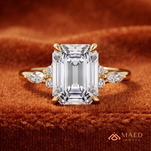 Bague de Fiançailles en Moissanite Émeraude Plaqué Or Jaune avec Pierres Latérales et Alliance Contournée – Cadeau de Luxe Souvenir pour Elle - Product Image 4