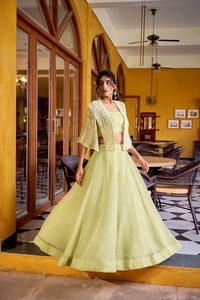 Nueva Colección de Bodas Contemporáneas: Lehenga Indio-Pakistaní Allnen Crush, Lehenga Lisa Cosida con Blusa y Conjunto Koti Bordado - Product Image 5