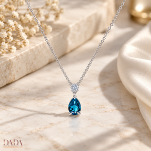 Collar con Colgante de Oro Blanco con Topacio Azul Corte Pera y Detalle de Diamante, Joyería Clásica para Mujer - Product Image 2